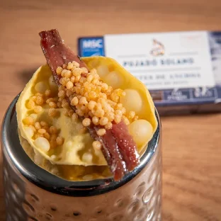 Crujiente de torrezno con anchoa de Santoña.