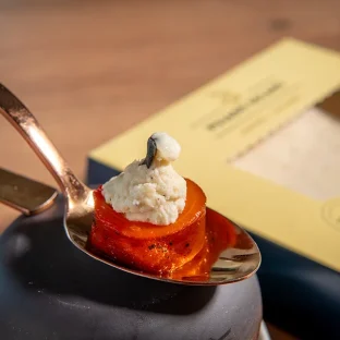 Ensalada templada con pimiento rojo asado, bacalao en salazón, aceite de oliva y ajo