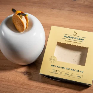 Biscuit de calçot con brandada al romesco