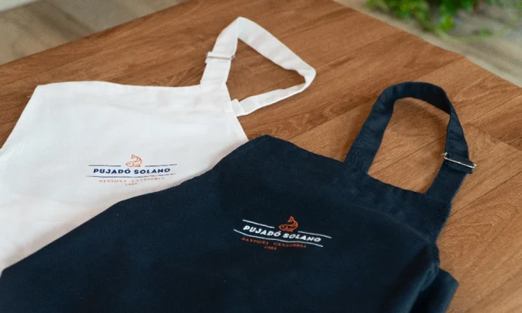 DELANTAL-PUJADO-SOLANO_blanco-y-azul