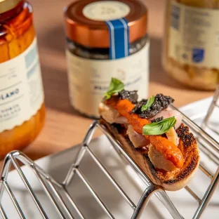 Mollete de bonito del norte con tapenade y sobrasada