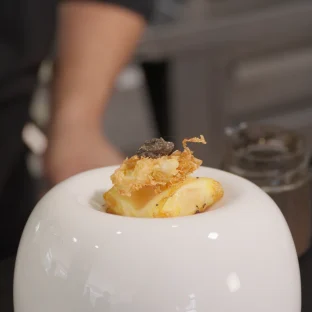 Ravioli de patata relleno de huevo con tapenade de anchoas